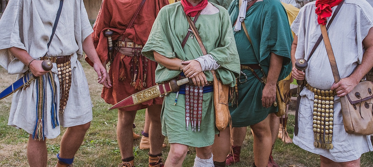 Římské tuniky různých barev rekonstrukce